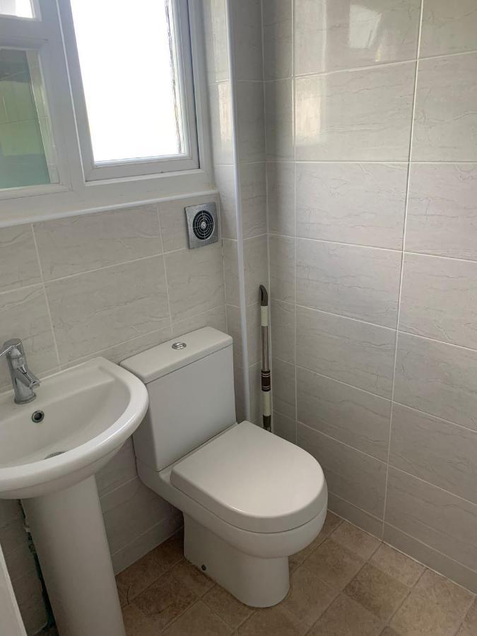 Beaconsfield 4 Bedroom House In Quiet And A Very Pleasant Area, Near London Luton Airport With Free Parking, Fast Wifi, Smart Tv Eksteriør bilde
